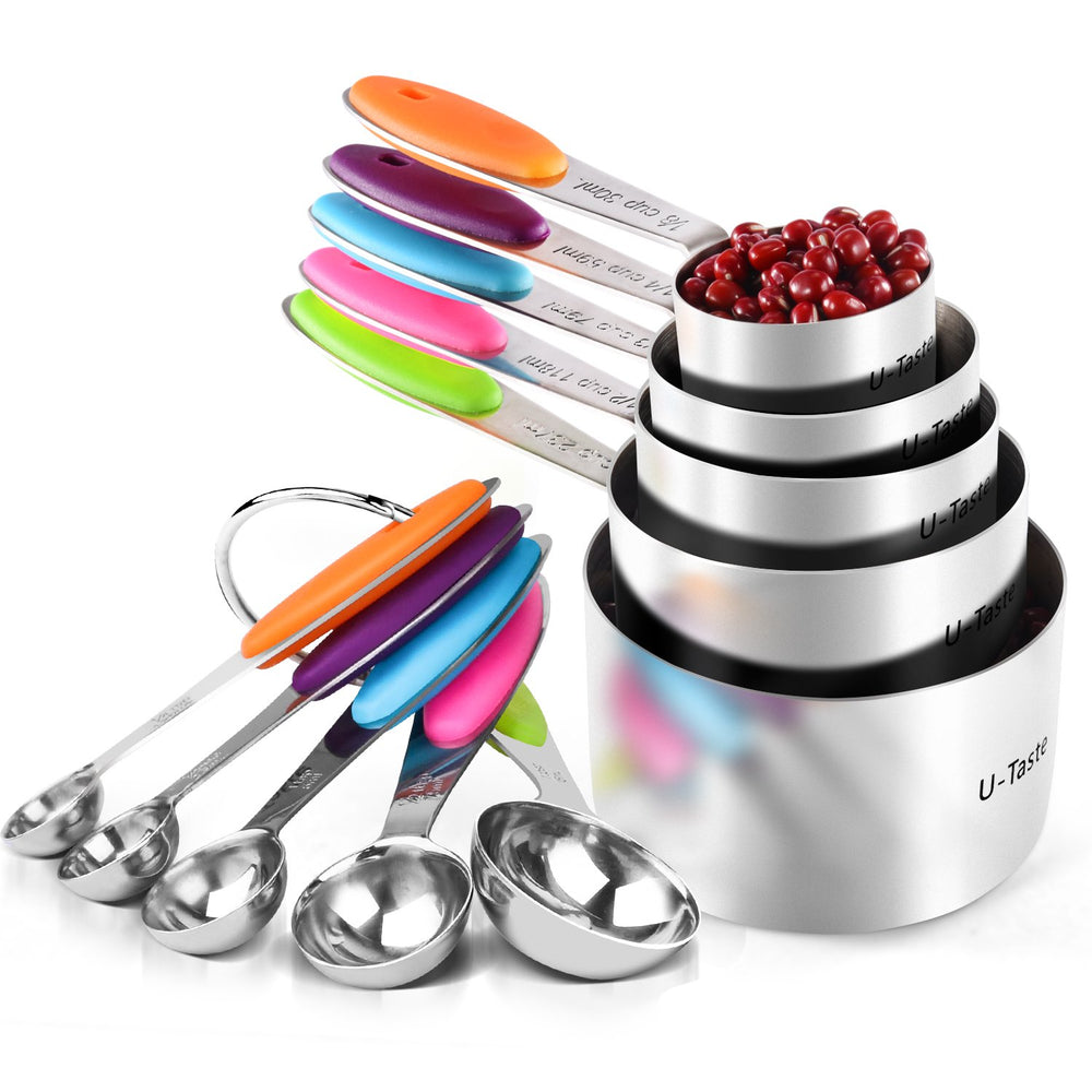 U-Taste vue avant du set de 10 pièces montrant tasses et cuillères inox robustes pour précision