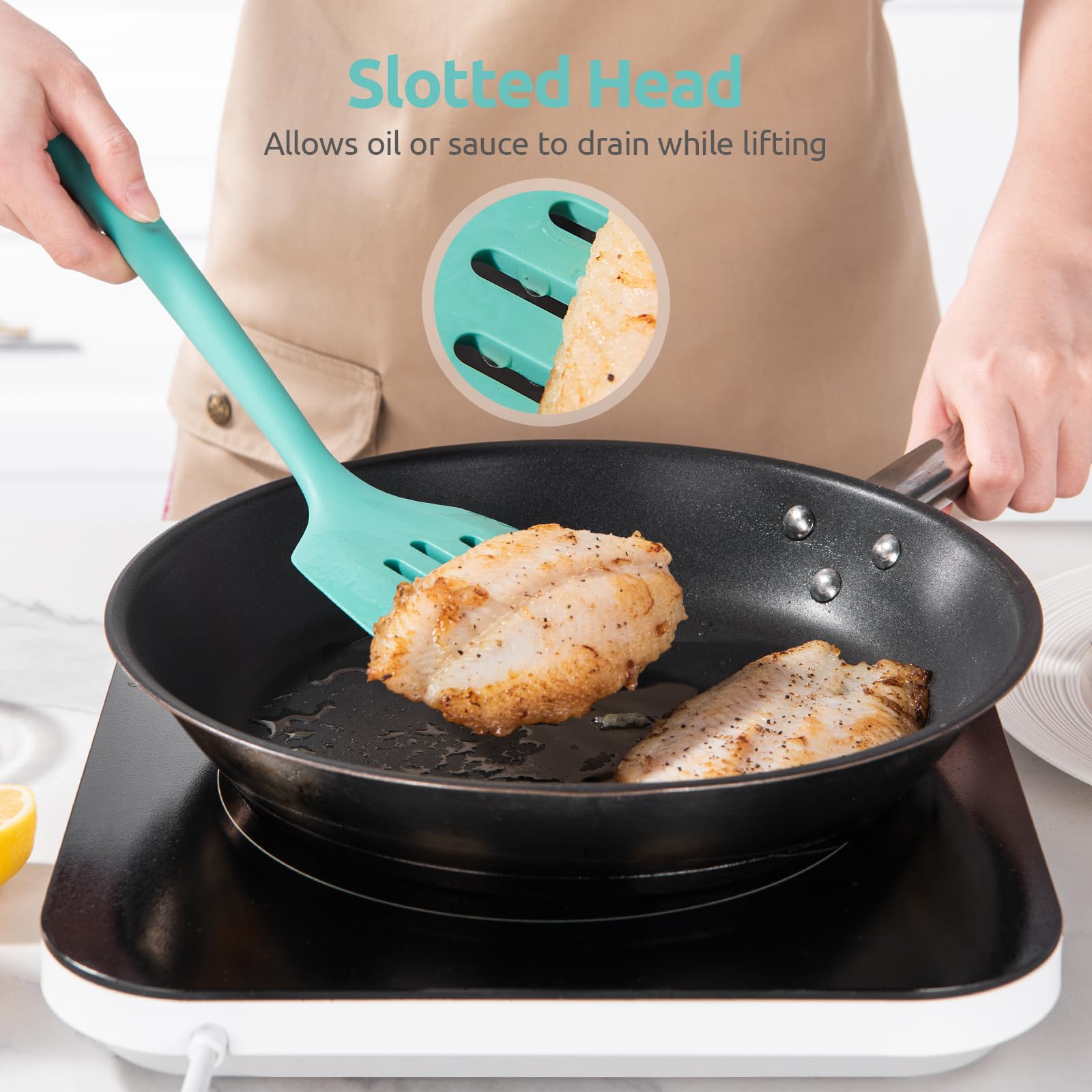 U-Taste spatule en action retournant une omelette sans abîmer la poêle