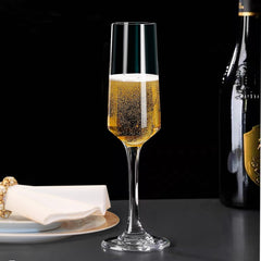 Ufrount flûte lors d’un toast, convivialité et raffinement pour invités
