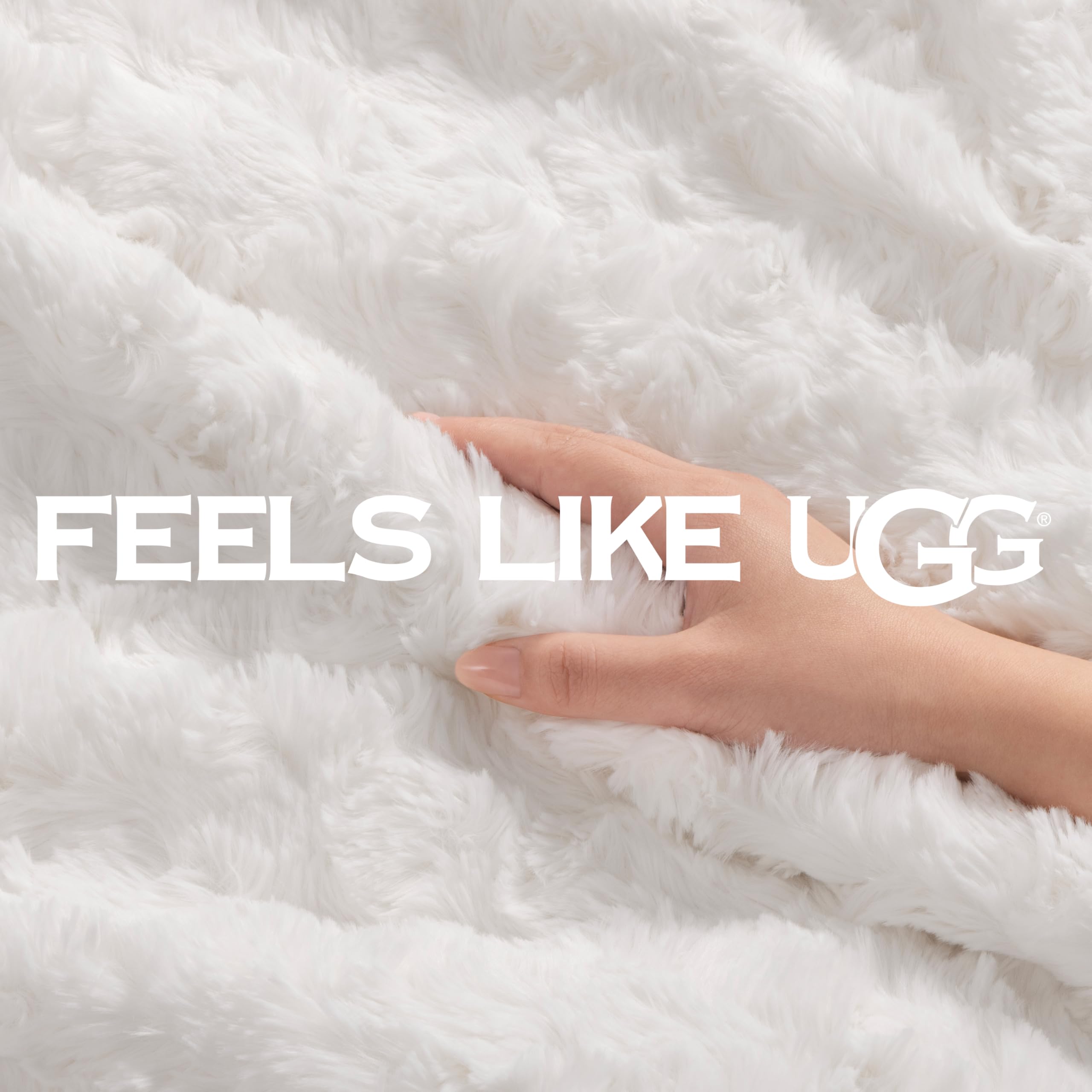 UGG Adalee jeté sur canapé illustrant chaleur, style et usage quotidien