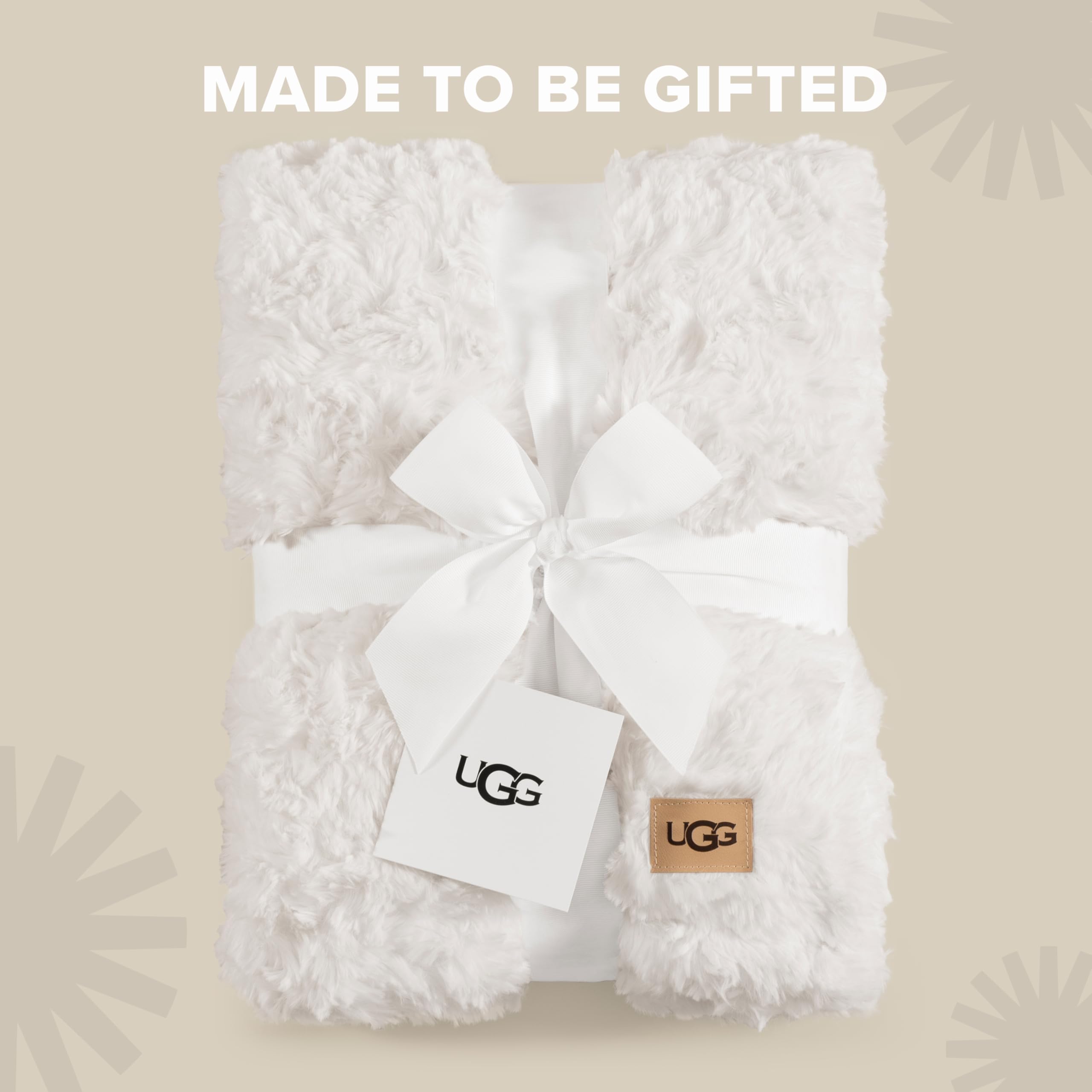 UGG Adalee montrant l'échelle près d'un fauteuil pour visualiser la taille 127x177 cm