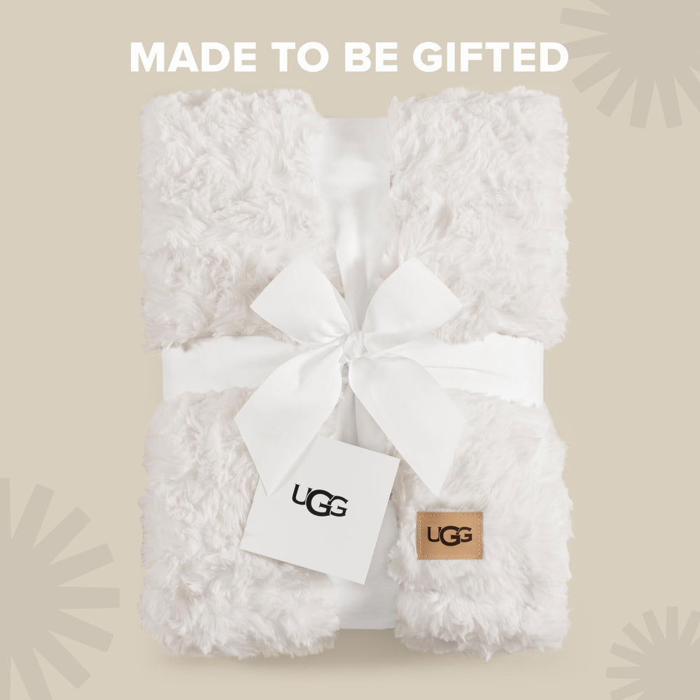 UGG Adalee montrant l'échelle près d'un fauteuil pour visualiser la taille 127x177 cm