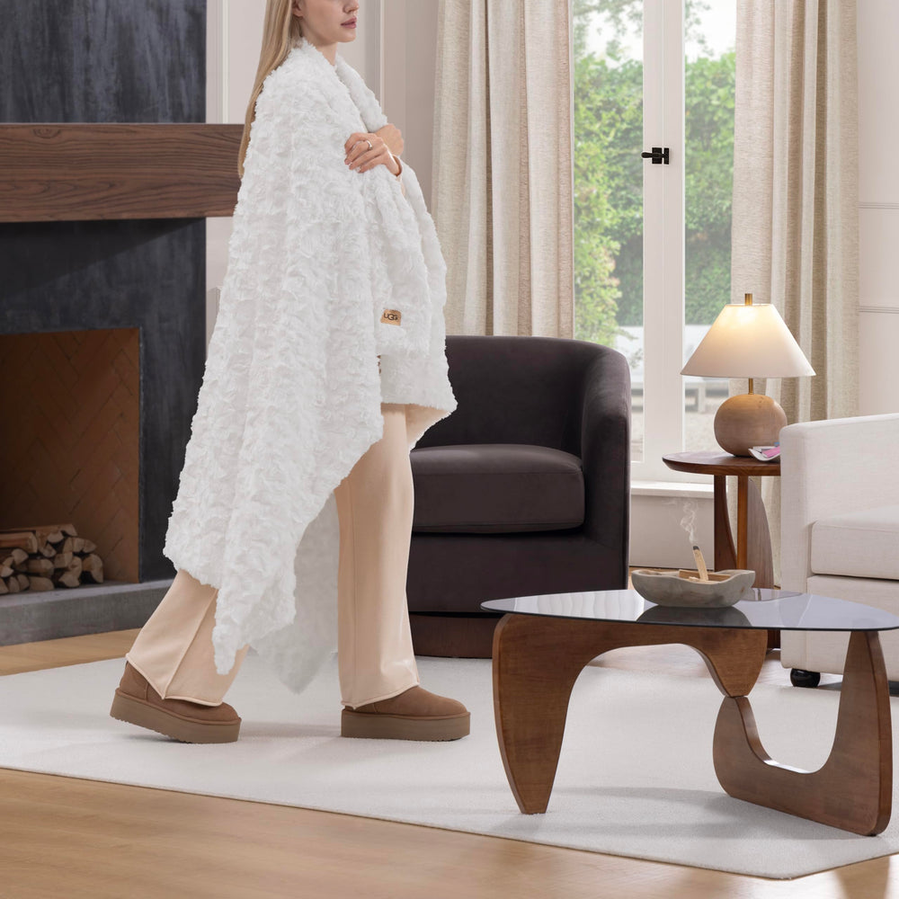 UGG Adalee gros plan sur la texture ondulée offrant relief décoratif et confort
