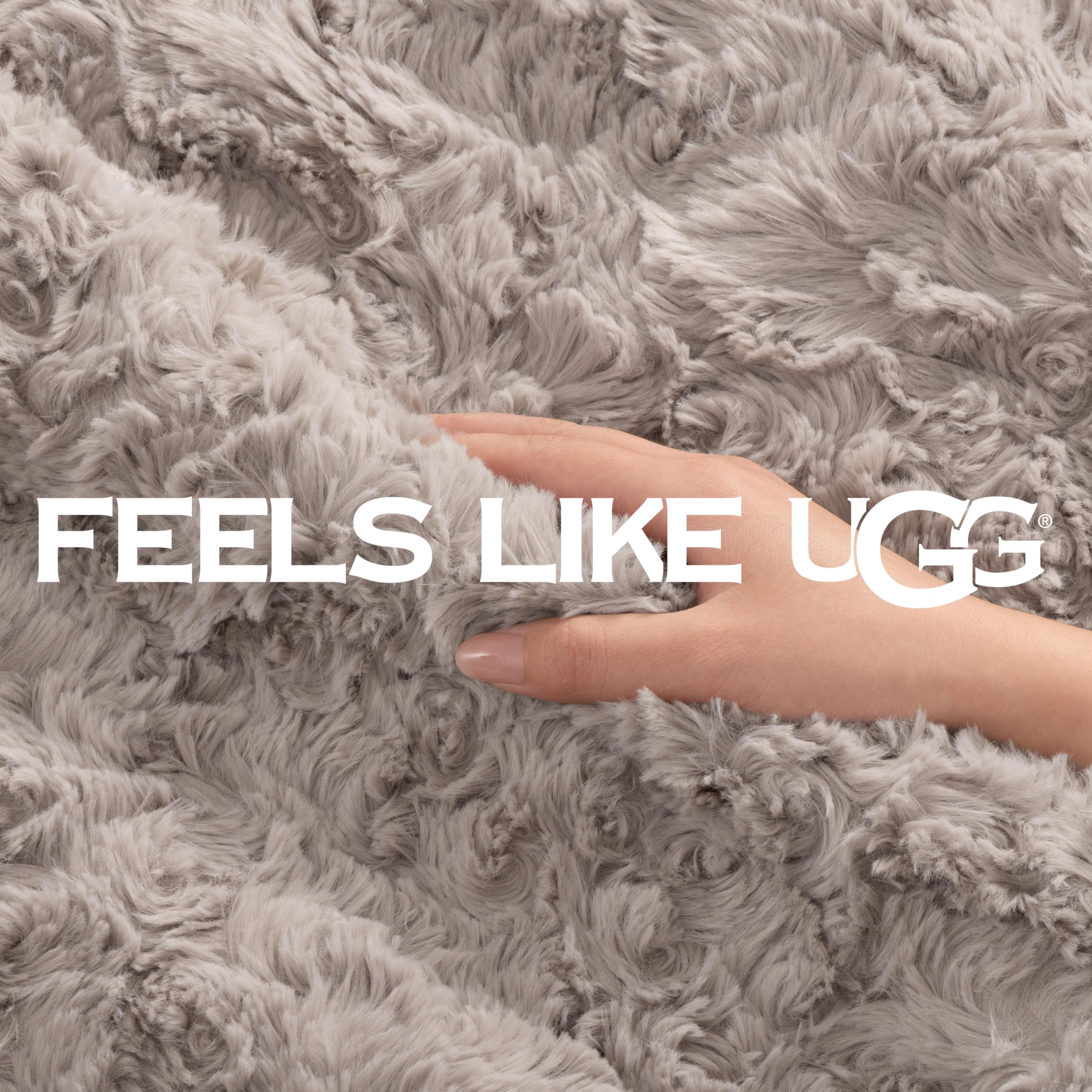 UGG Adalee drapé sur canapé pour confort et style instantané