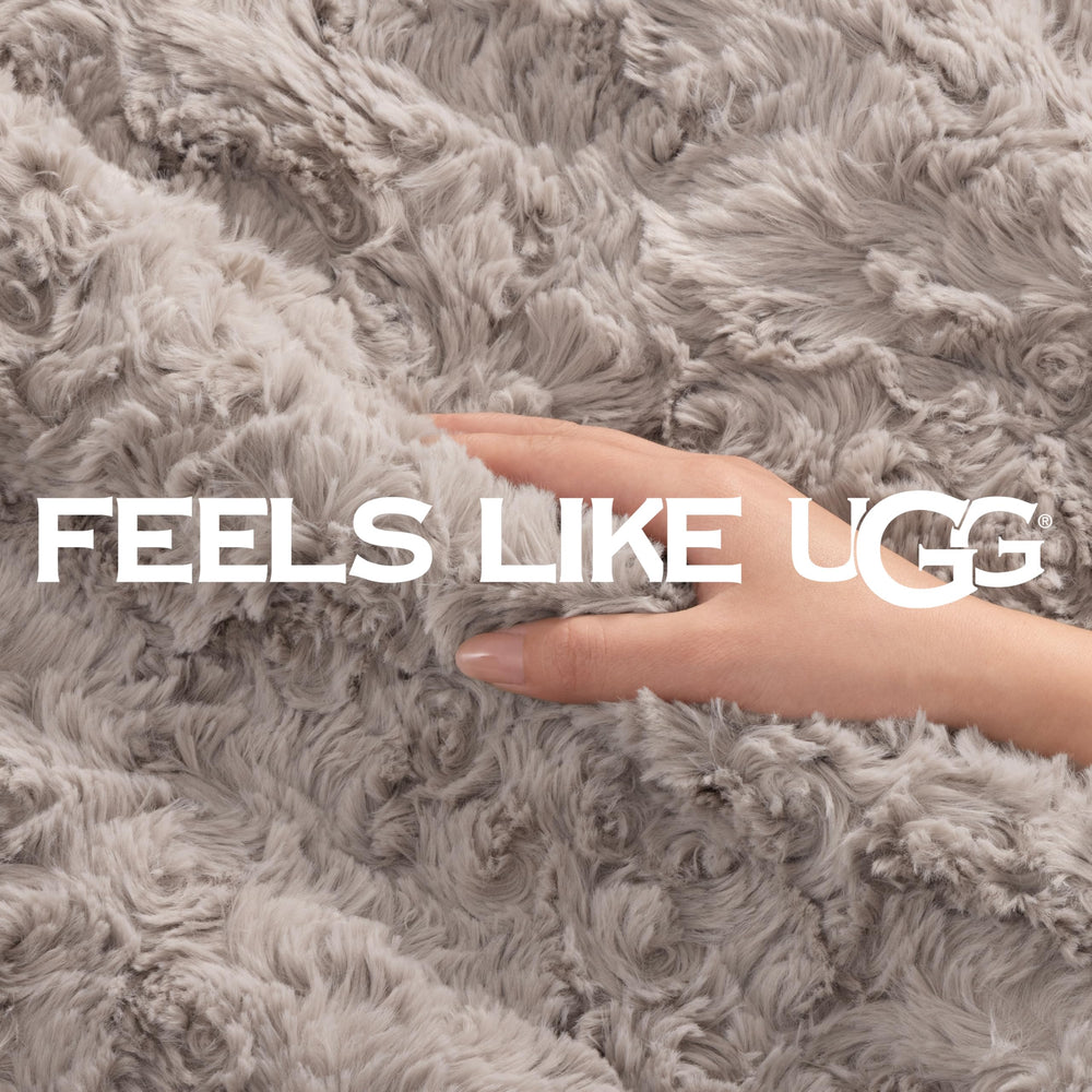 UGG Adalee drapé sur canapé pour confort et style instantané