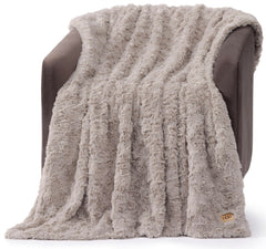 UGG Adalee face avant montrant le plaid et élégance décorative