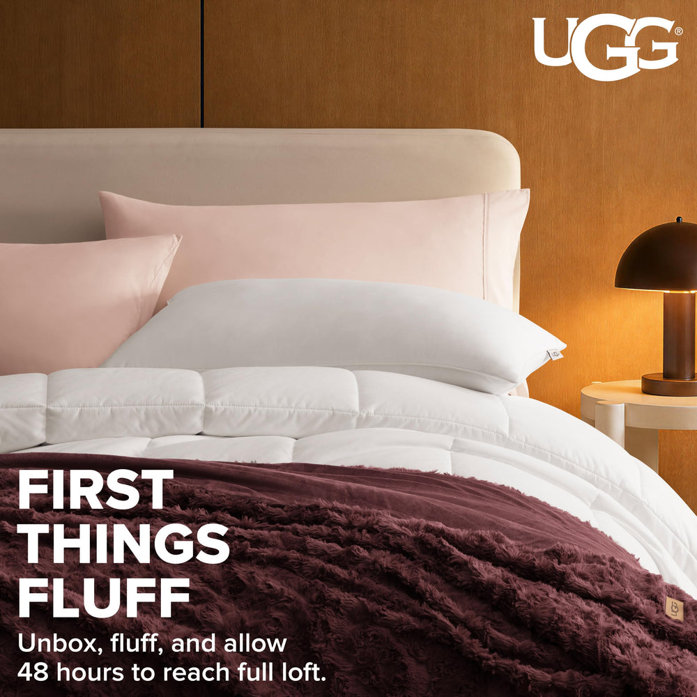 UGG oreiller Danielle dans chambre style hôtel, aspect luxueux et invitant