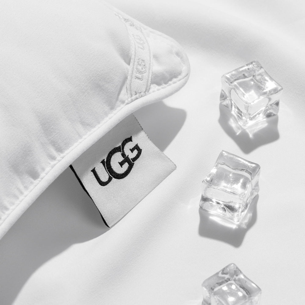 UGG couette posée sur lit Queen illustrant confort et retombée généreuse