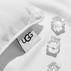 UGG couette posée sur lit Queen illustrant confort et retombée généreuse
