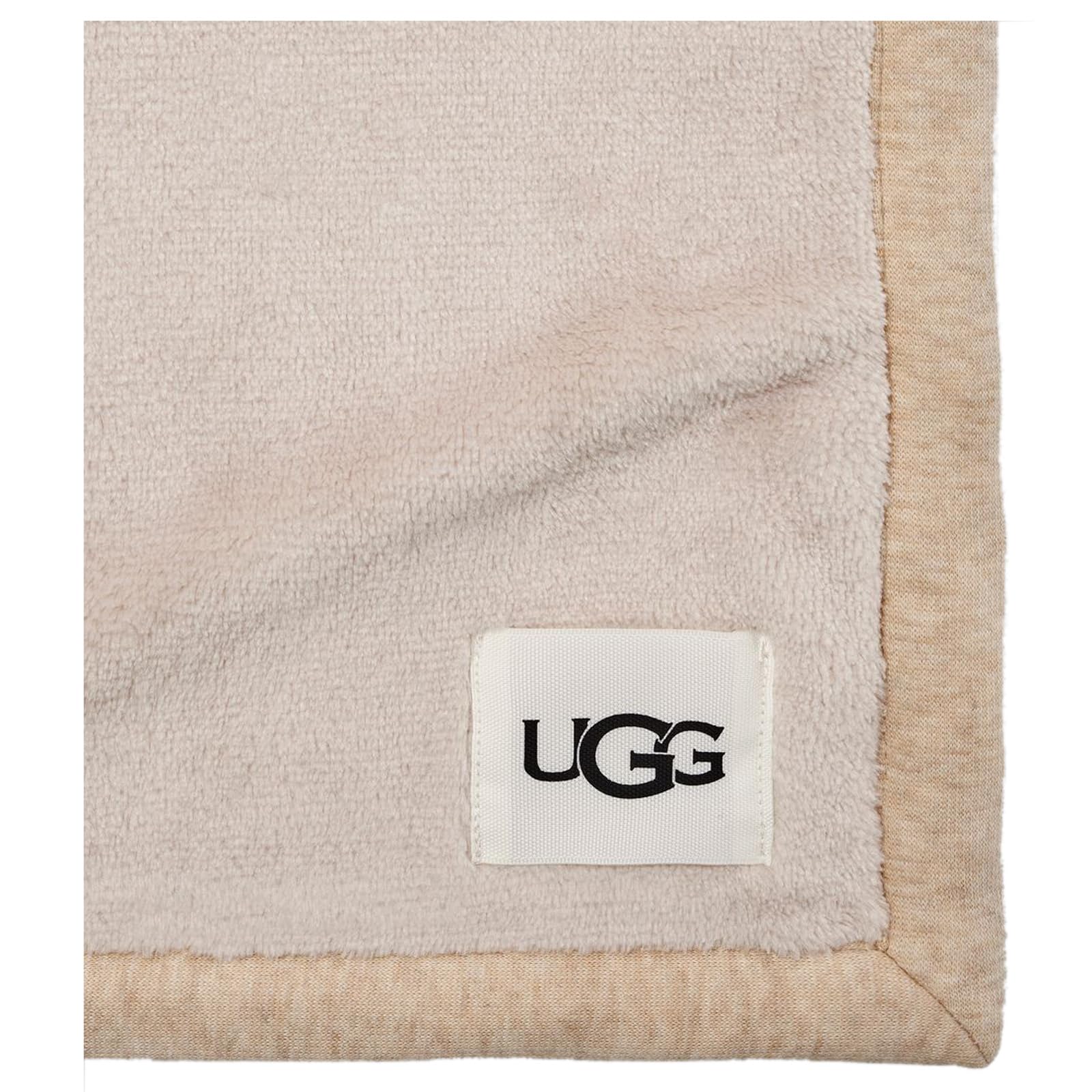 UGG Duffield posé sur canapé en situation lifestyle, améliore décor et confort du salon
