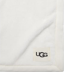 UGG gros plan sur bordure et texture montrant douceur et finition soignée