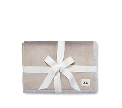 UGG Duffield Throw II devant sur canapé apportant style et confort