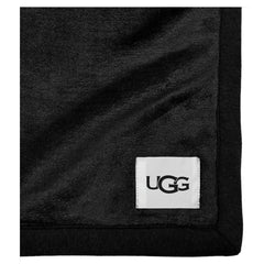 UGG plaid drapé sur canapé illustrant chaleur et intégration décorative