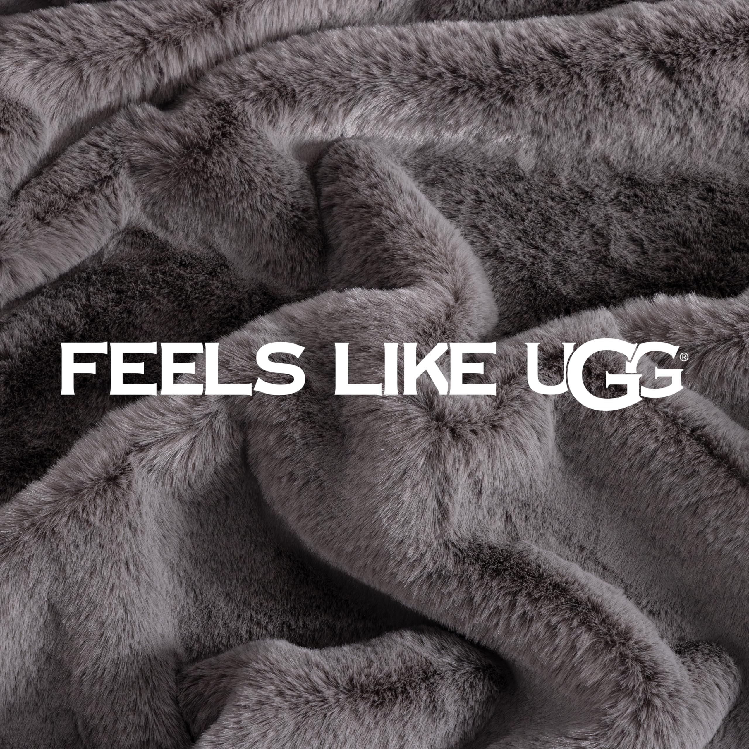 UGG plaid posé avec règle montrant dimensions généreuses