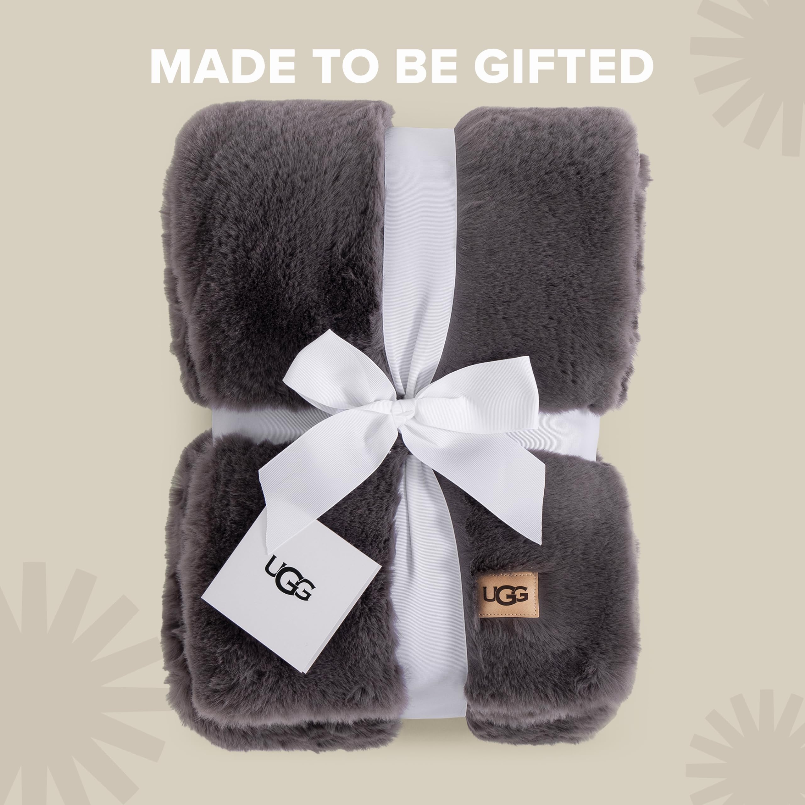 UGG plaid plié montrant volume et rangement pratique
