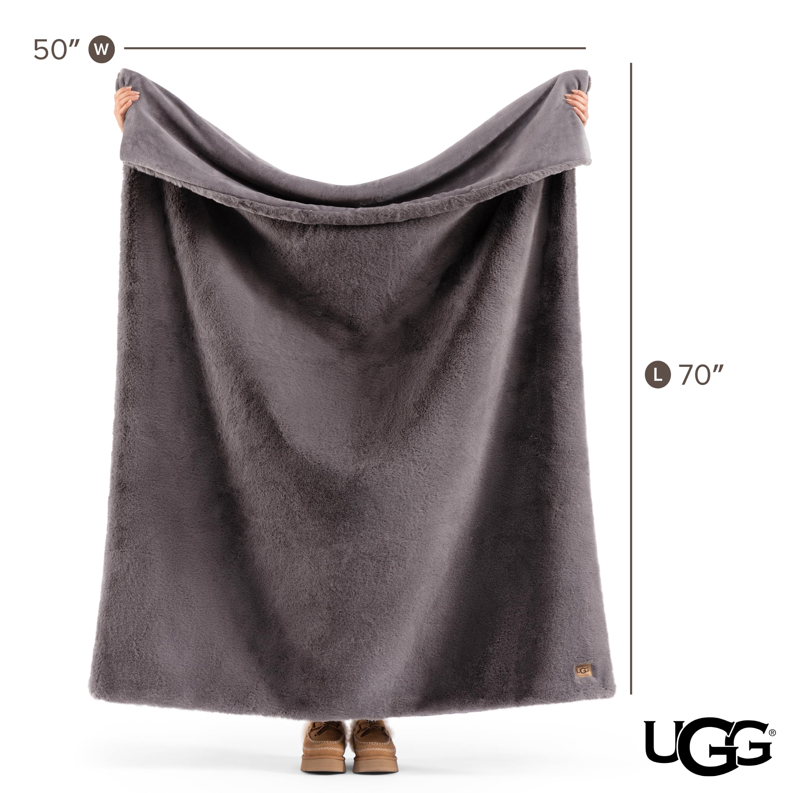 UGG plaid sur canapé apportant élégance et ambiance cosy