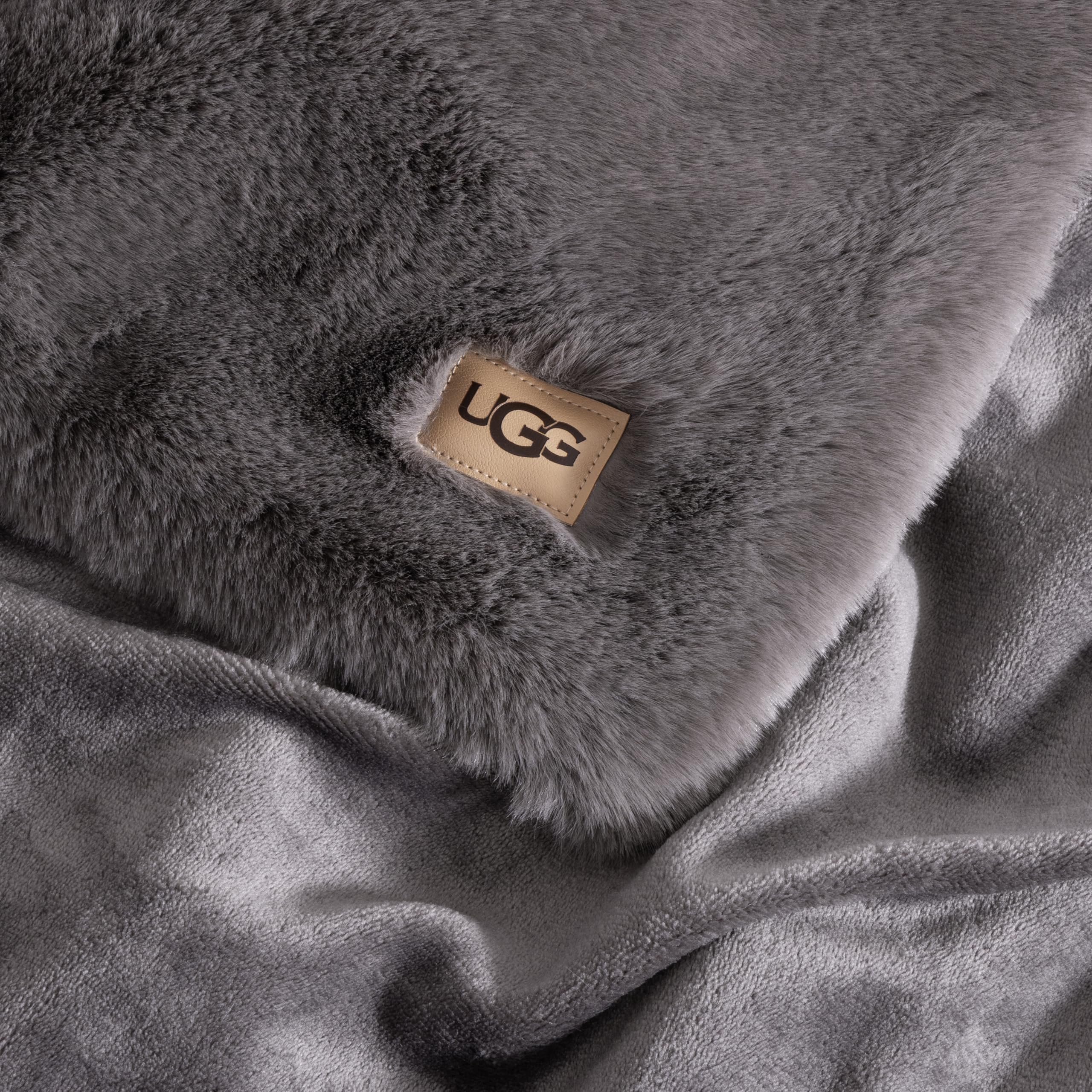 UGG plaid sur lit intégrant design et chaleur décorative
