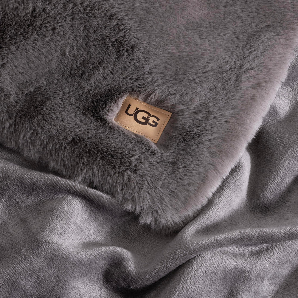 UGG plaid sur lit intégrant design et chaleur décorative