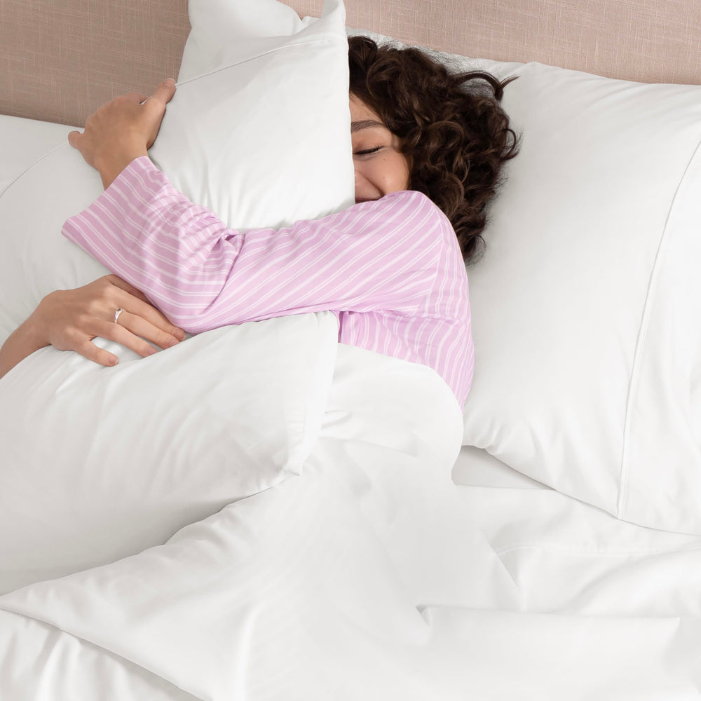 UGG Hedi couple se reposant sur les draps pour démontrer confort nocturne