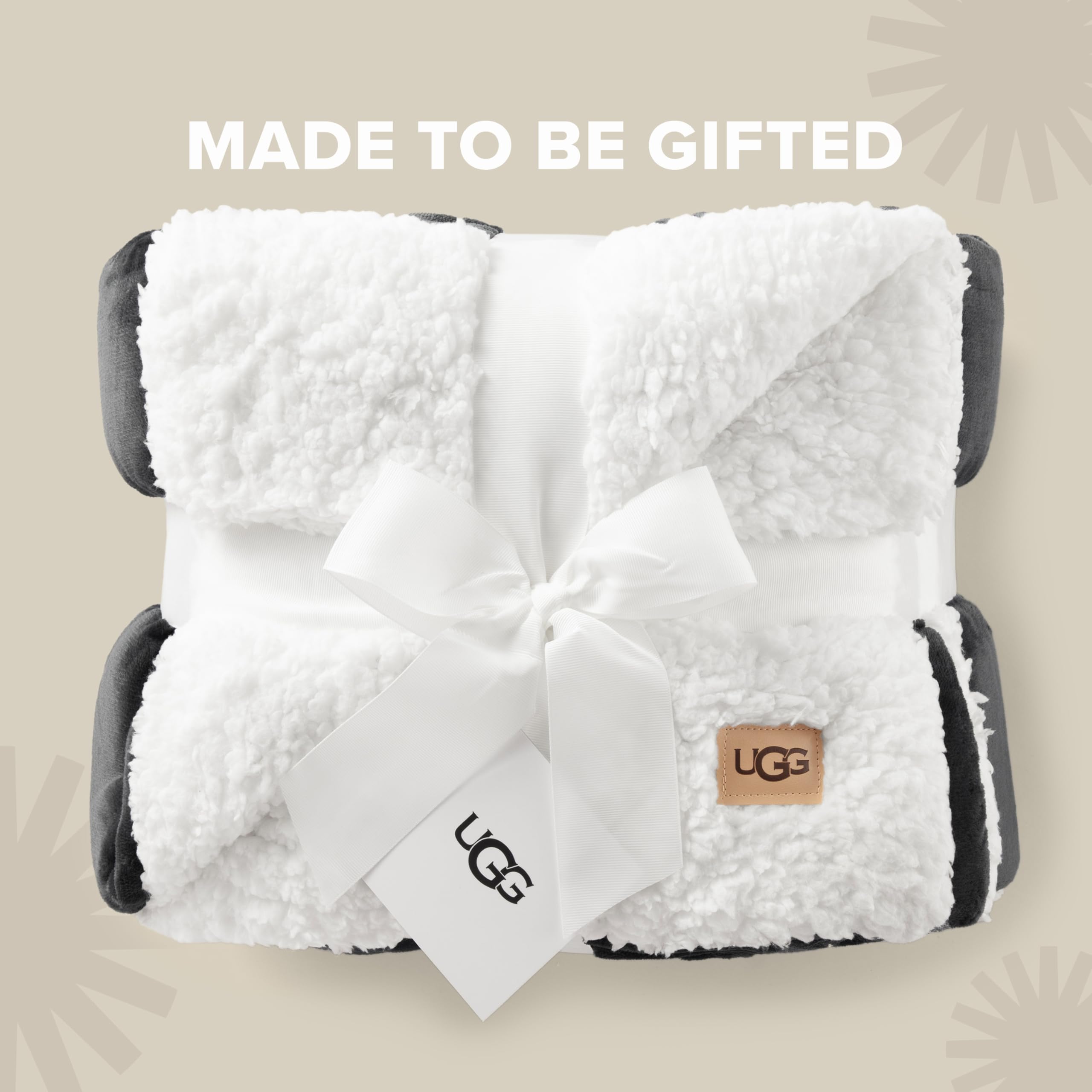 UGG Nita drapé sur canapé apportant chaleur et style au salon