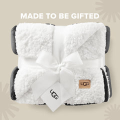 UGG Nita drapé sur canapé apportant chaleur et style au salon