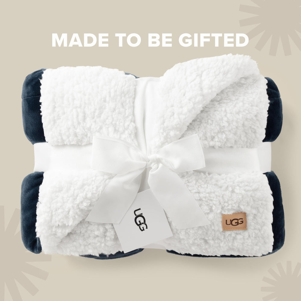 UGG jeté posé sur canapé apportant chaleur et accent design