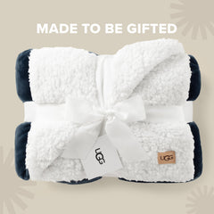 UGG jeté posé sur canapé apportant chaleur et accent design