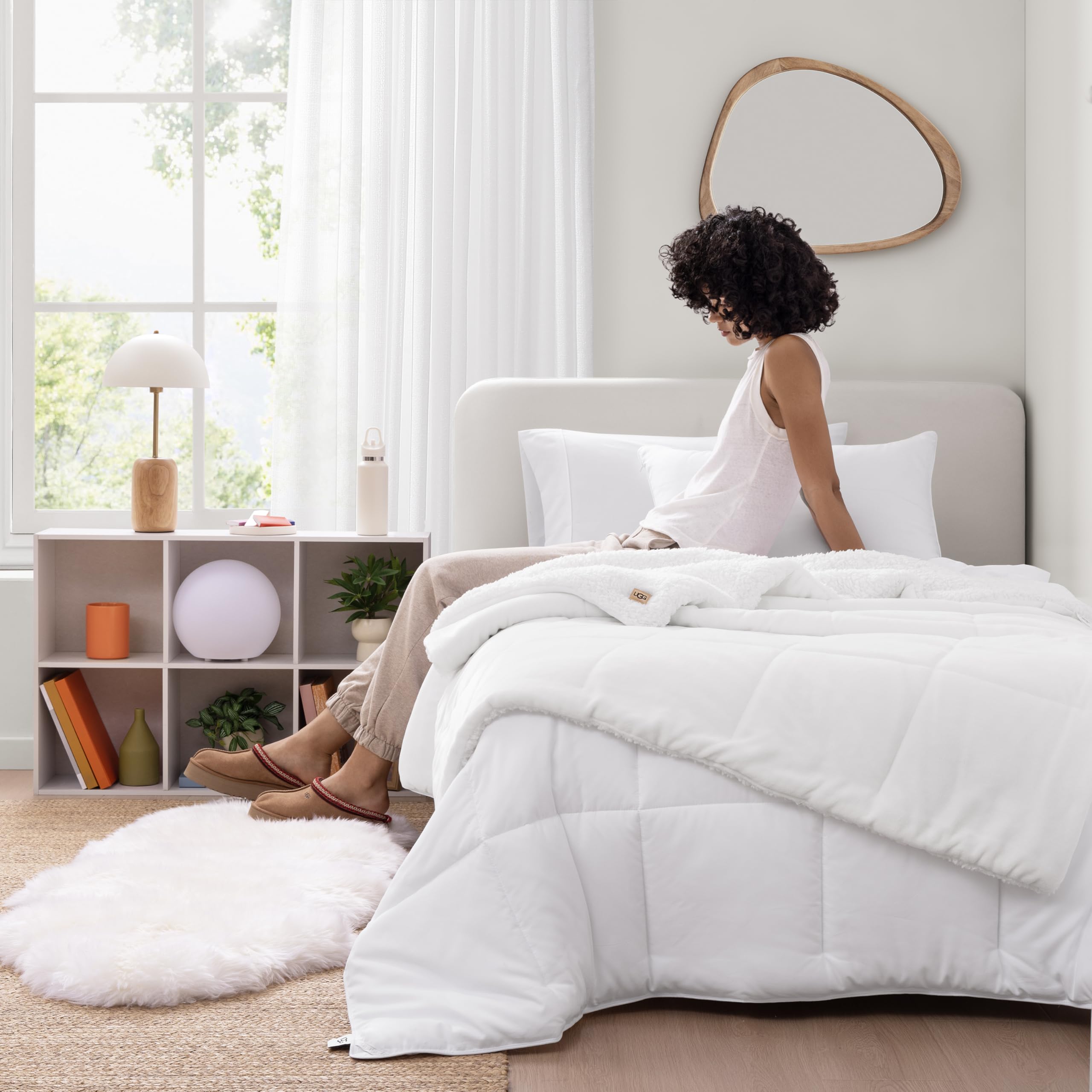 Gros plan peluche UGG Nita, douceur visible pour confort tactile