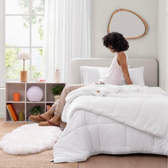 Gros plan peluche UGG Nita, douceur visible pour confort tactile