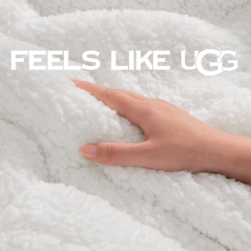 UGG Nita plié à côté d’un ruban montrant dimensions et portabilité
