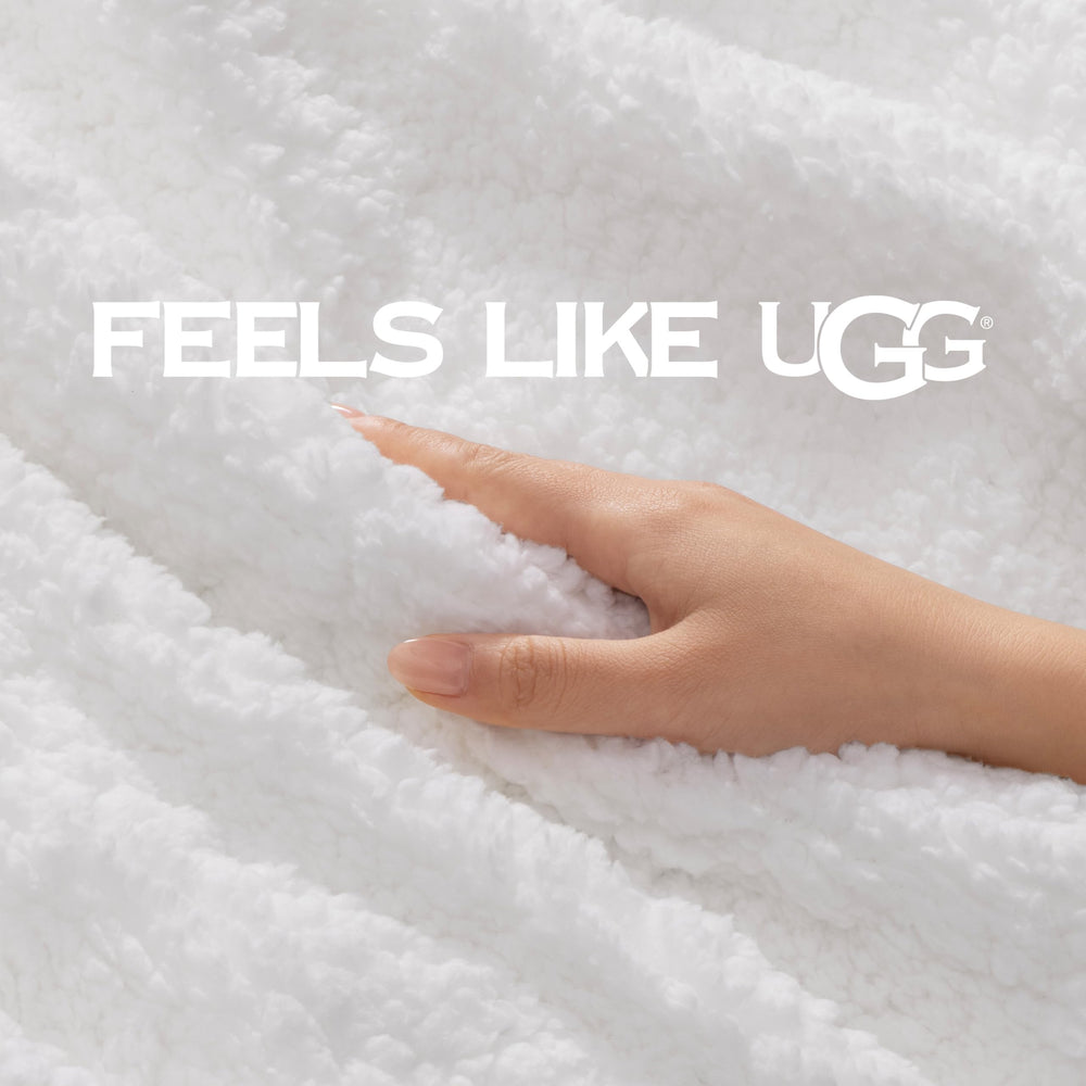UGG Nita posé sur lit King, couvre grand lit élégamment