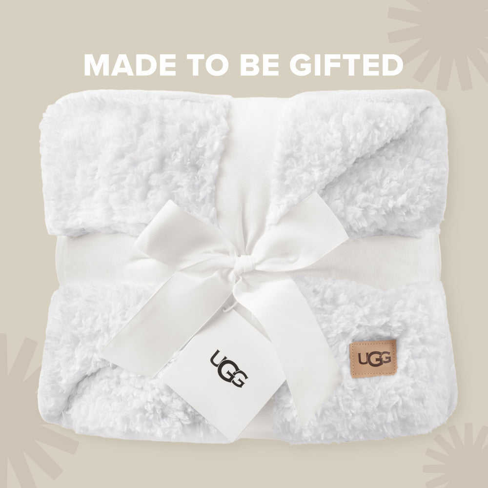 UGG Nita sur canapé stylé, ajoute une touche cosy au salon