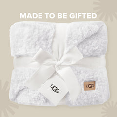 UGG Nita sur canapé stylé, ajoute une touche cosy au salon