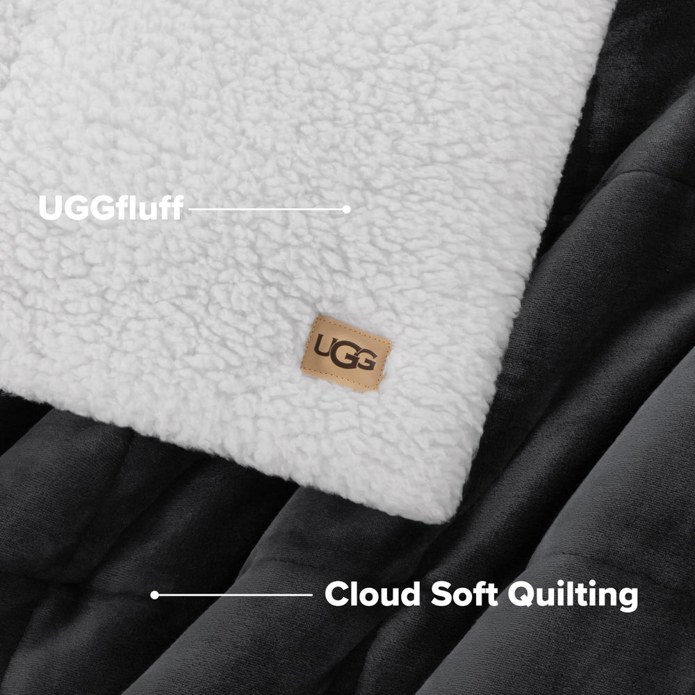 UGG Nita texture pressée par une main démontrant moelleux touchable