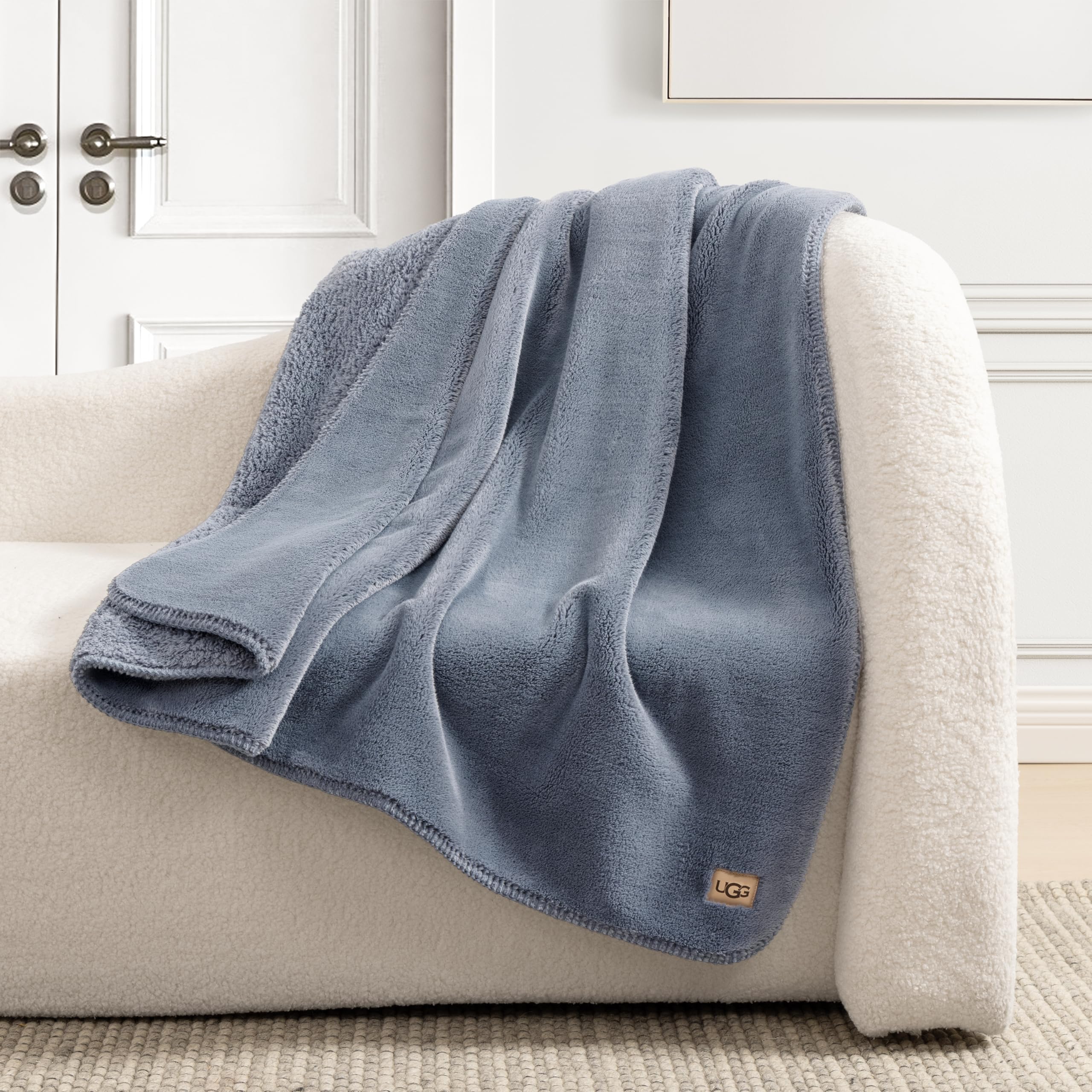 UGG Whitecap comparatif taille sur lit montrant couverture complète