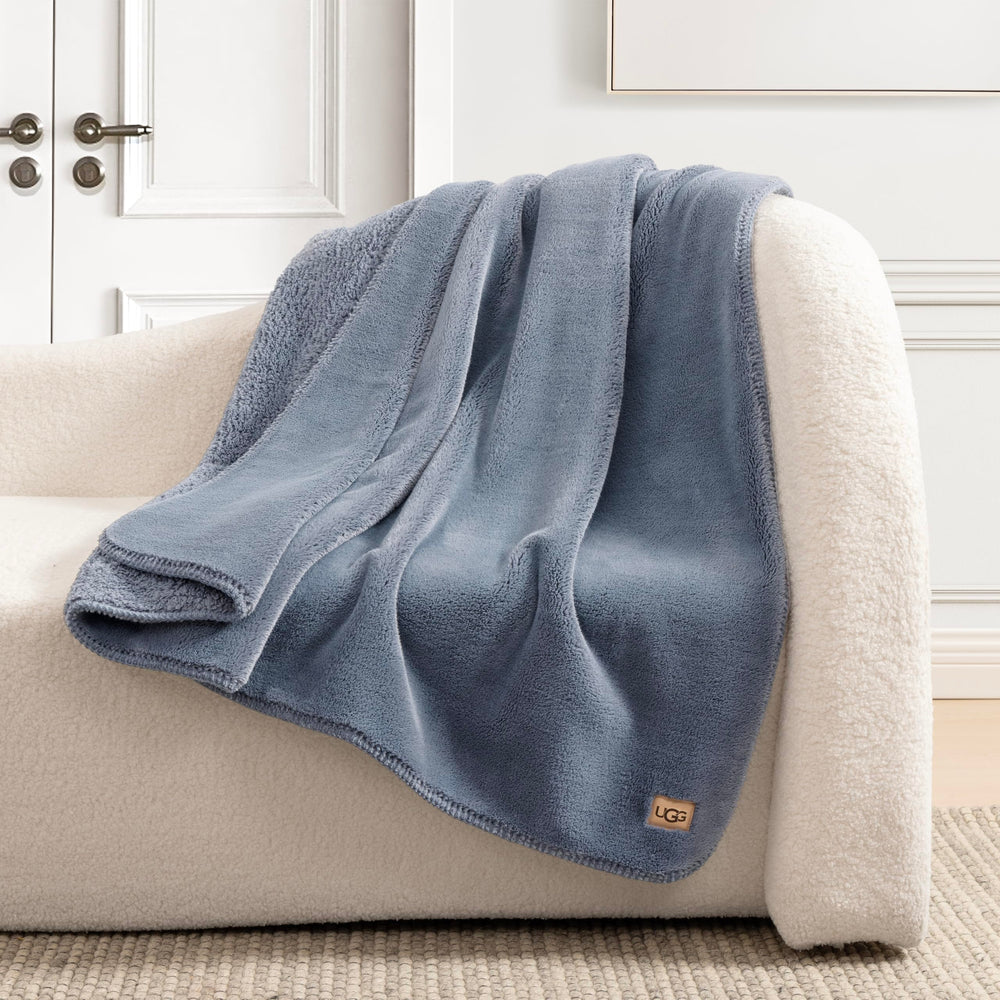 UGG Whitecap comparatif taille sur lit montrant couverture complète