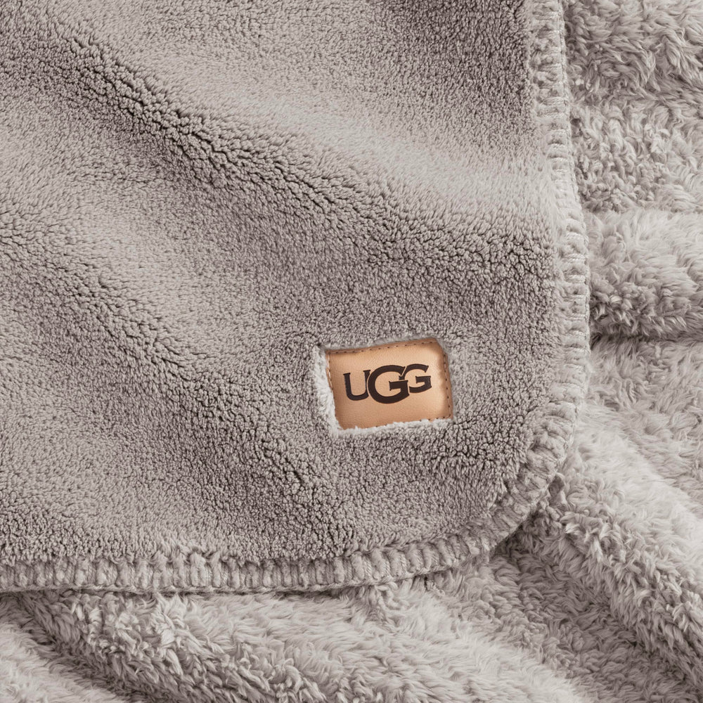 UGG étiquette et emballage indiquant conformité OEKO-TEX et qualité