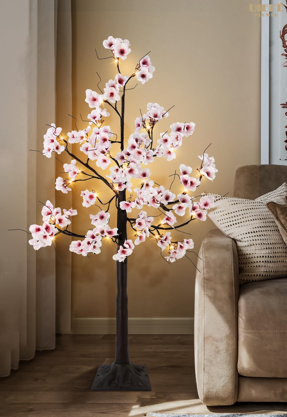 Uieke arbre installé dans un salon améliorant ambiance intérieure