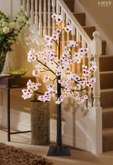 Uieke arbre éclairé la nuit créant une atmosphère cosy et romantique