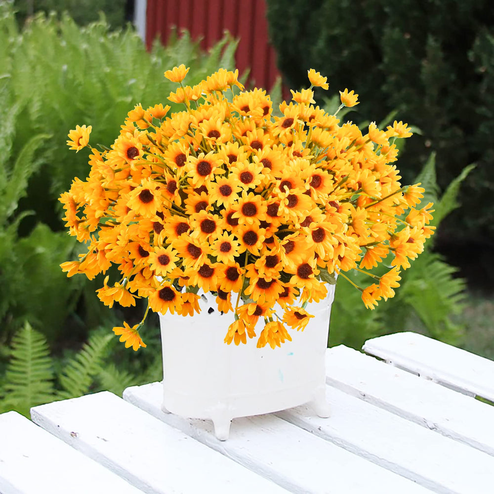 Uieke mains modelant tiges pour composer bouquet personnalisé