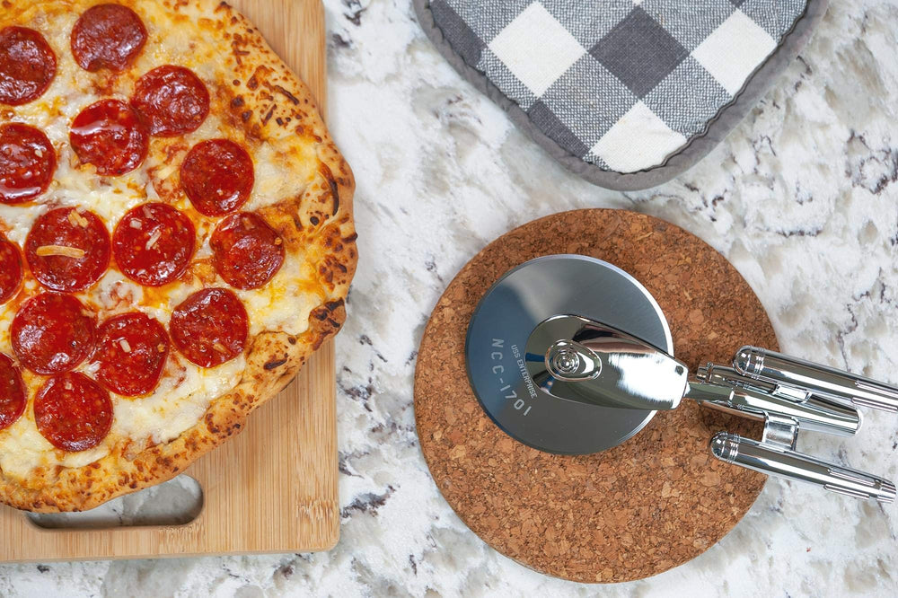 Ukonic coupe-pizza comparaison d’échelle montrant taille pratique pour cuisine