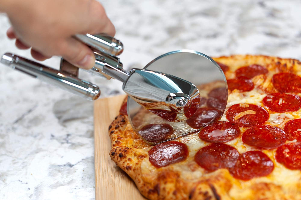 Ukonic coupe-pizza gravure NCC 1701 au laser soulignant authenticité