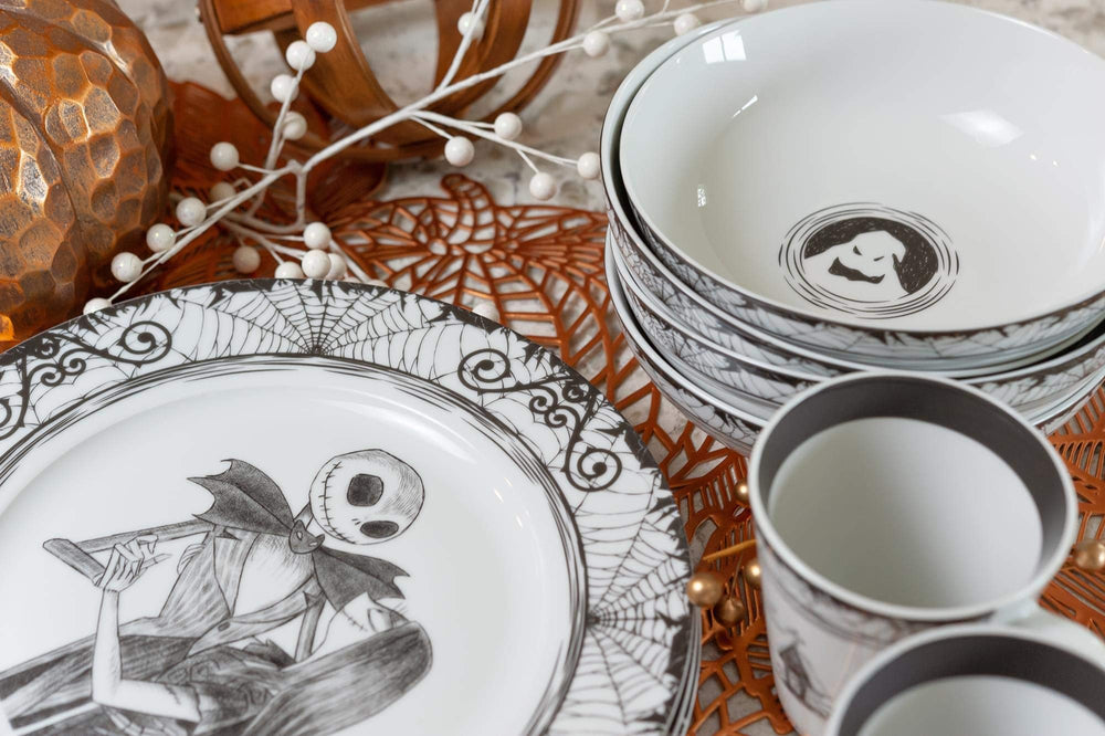 Ensemble complet Ukonic 16 pièces présenté sur table pour repas à thème convivial