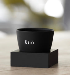 Üllo avec une carafe Üllo affichant compatibilité et service élégant