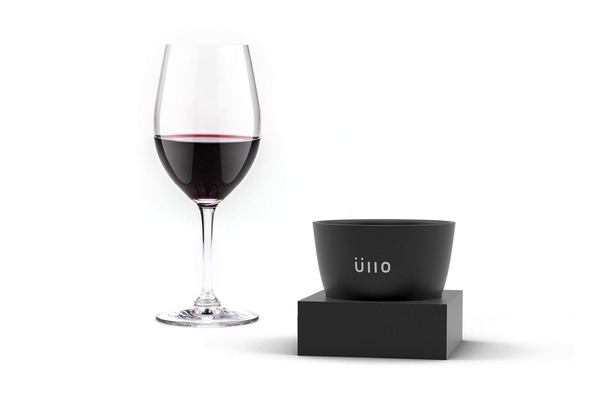 Üllo posé sur un verre en action offrant vin débarrassé de sulfites