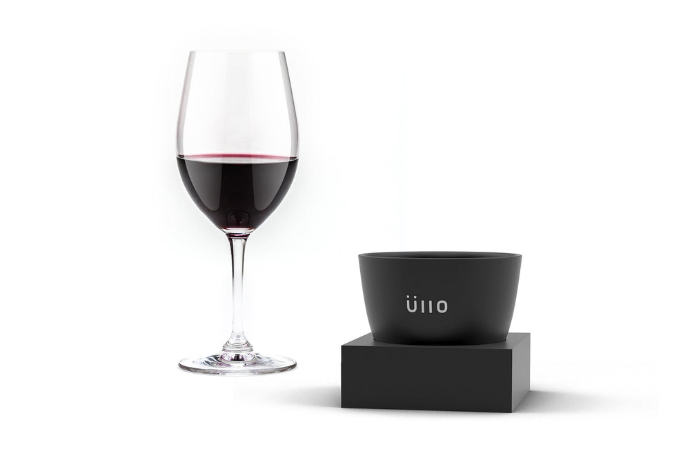 Üllo posé sur un verre en action offrant vin débarrassé de sulfites