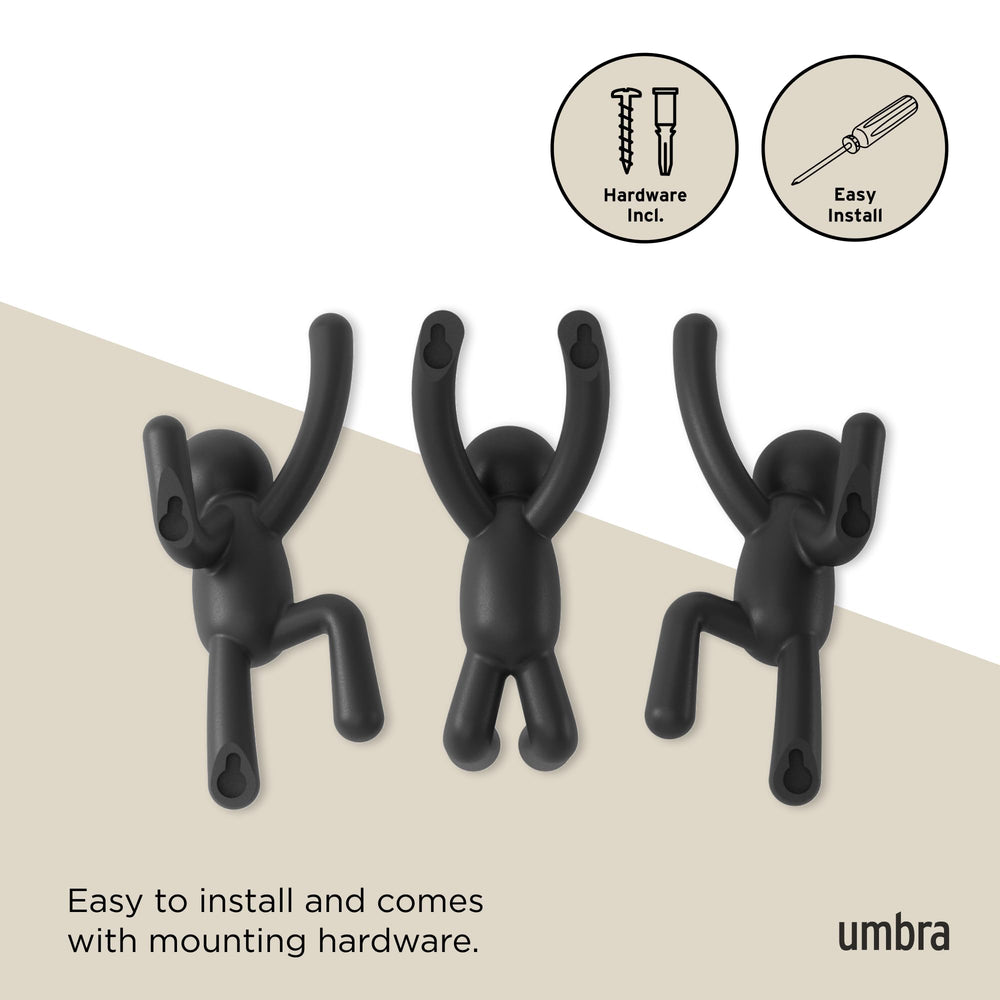 Umbra Buddy utilisé dans une salle de bain pour suspendre serviette facilement