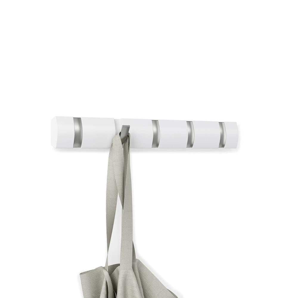 Umbra Flip dans un hall scandinave, intégration déco harmonieuse