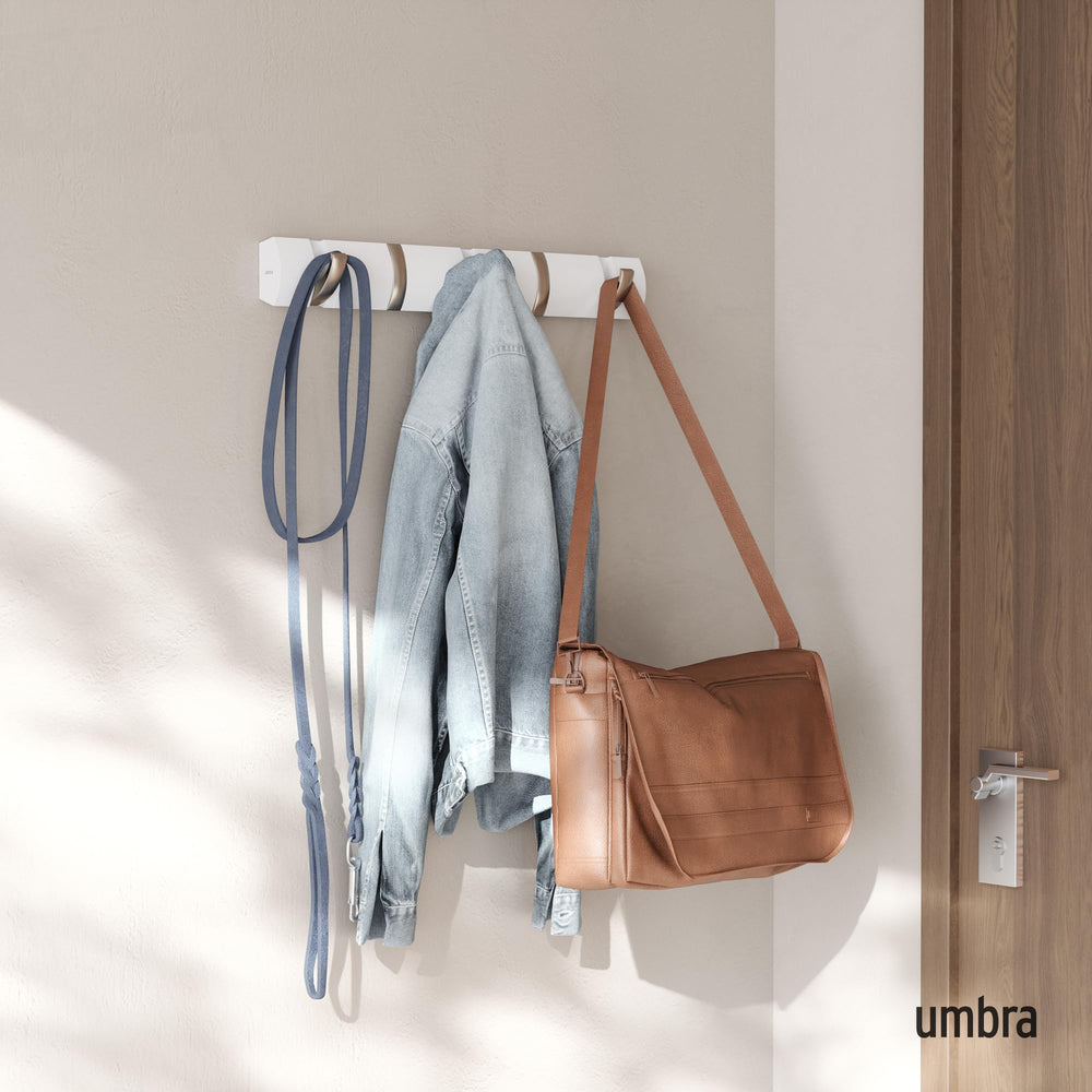 Umbra Flip crochets déployés montrant capacité pour manteaux et sacs