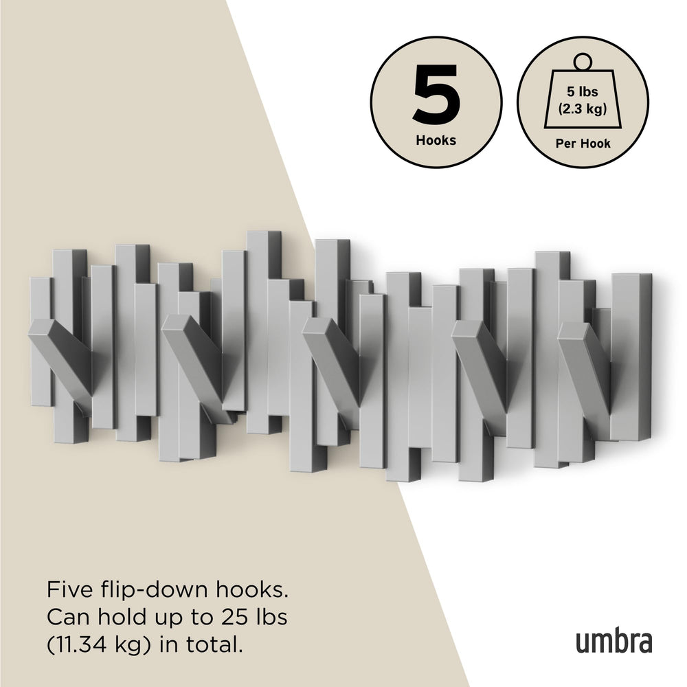 Umbra Sticks installé en entrée apportant style moderne et accès rapide aux vêtements